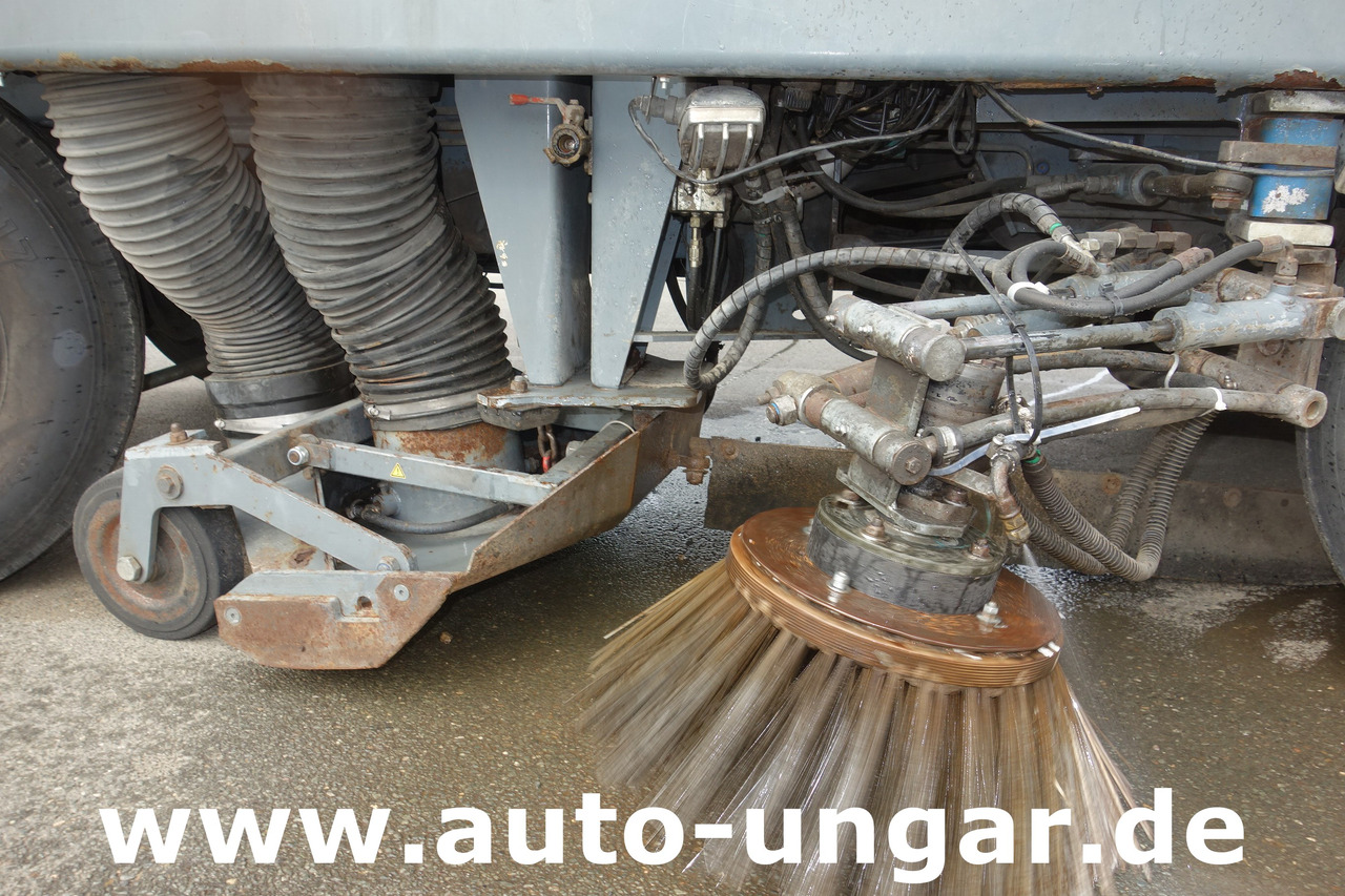 Aebi MFH 5000 Kehrmaschine Baujahr 2004 4-Rad Lenkung Wildkrautbesen - Penyapu jalan: gambar 5 Aebi MFH 5000 Kehrmaschine Baujahr 2004 4-Rad Lenkung Wildkrautbesen - Penyapu jalan: gambar 5