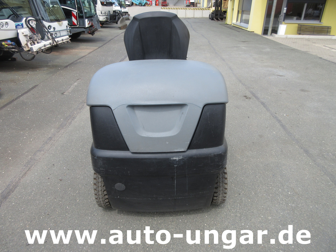 KÄRCHER KM 100/100 RBP Pack 1.280-112.0 elektrische Parkplatzkehrmaschine Hallenkehrmaschine Elektro - Penyapu jalan: gambar 4 KÄRCHER KM 100/100 RBP Pack 1.280-112.0 elektrische Parkplatzkehrmaschine Hallenkehrmaschine Elektro - Penyapu jalan: gambar 4