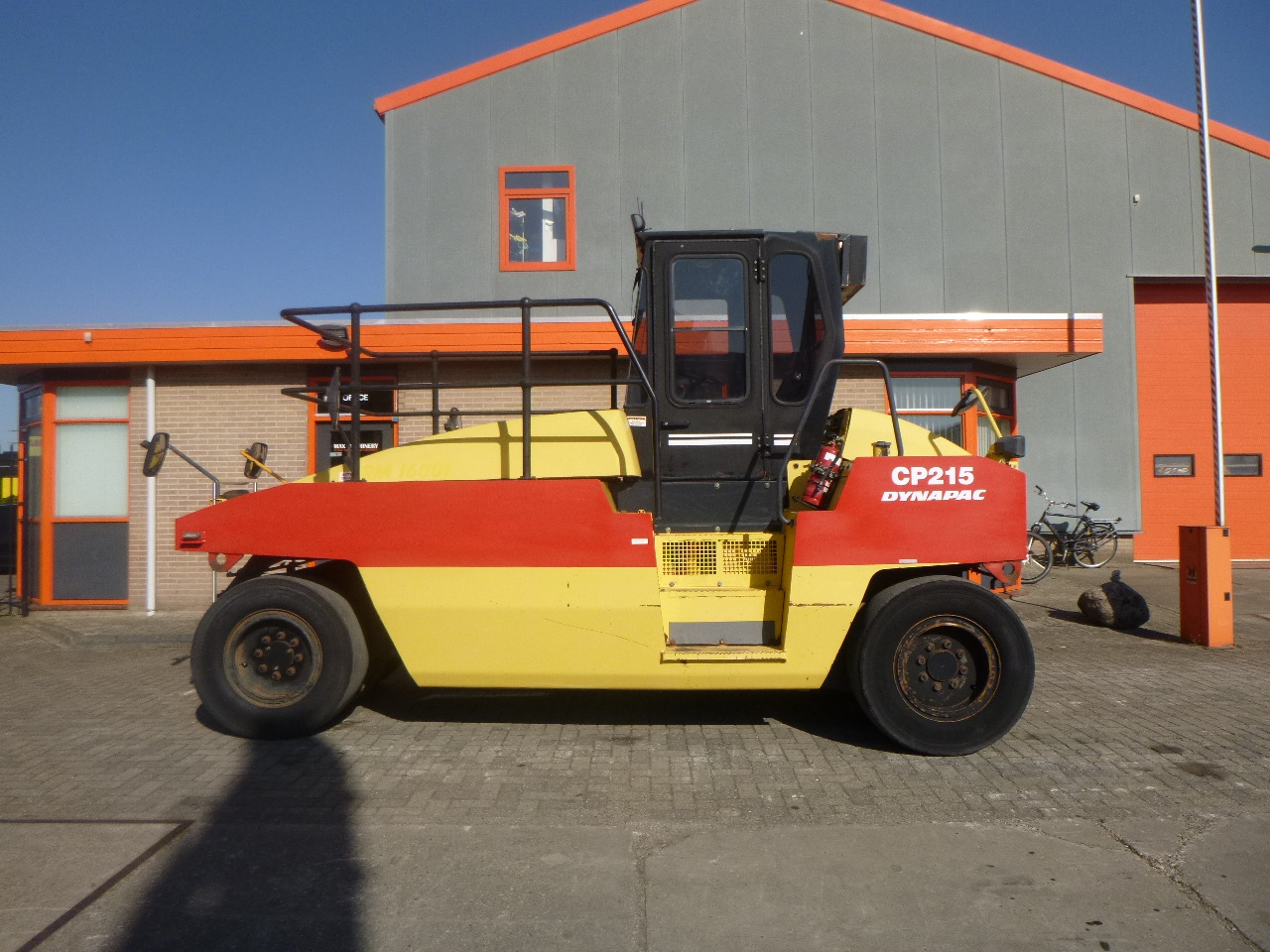 DYNAPAC CP215(HITACHI) - Roller pneumatik: gambar 1 DYNAPAC CP215(HITACHI) - Roller pneumatik: gambar 1