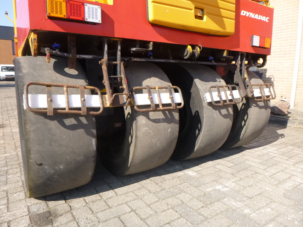 Roller pneumatik DYNAPAC CP215(HITACHI): gambar 10