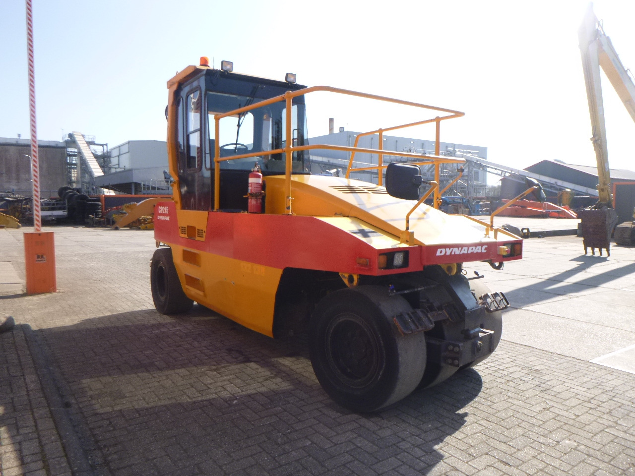 Roller pneumatik DYNAPAC CP215(HITACHI): gambar 6