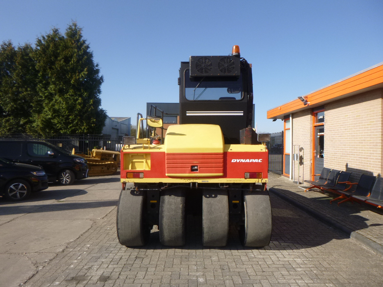 DYNAPAC CP215(HITACHI) - Roller pneumatik: gambar 3 DYNAPAC CP215(HITACHI) - Roller pneumatik: gambar 3