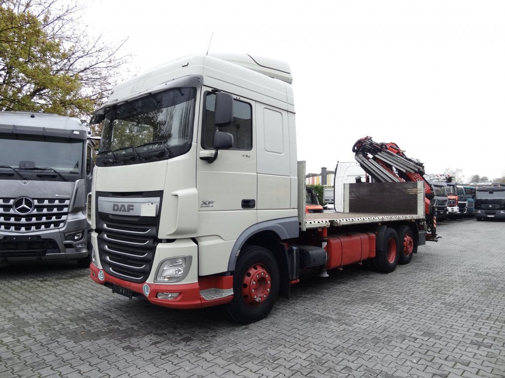 Daf XF440 6X2 Fassi 235 mit Jib bis 24.50 Meter - Truk flatbed, Truk derek: gambar 1 Daf XF440 6X2 Fassi 235 mit Jib bis 24.50 Meter - Truk flatbed, Truk derek: gambar 1