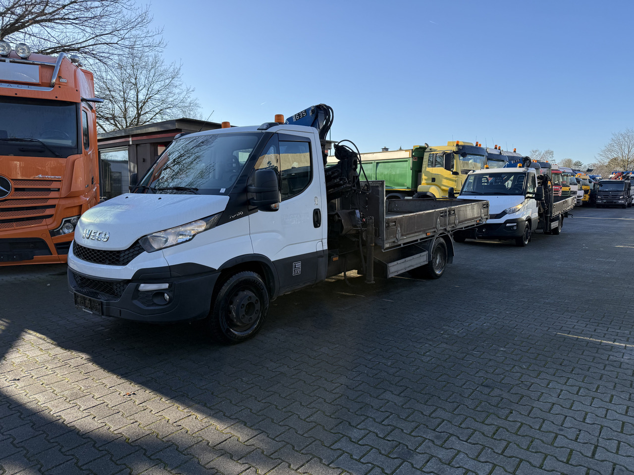 Iveco Daily 70C17 HMF 635 Kran bis 11 Meter - Truk flatbed, Truk derek: gambar 1 Iveco Daily 70C17 HMF 635 Kran bis 11 Meter - Truk flatbed, Truk derek: gambar 1