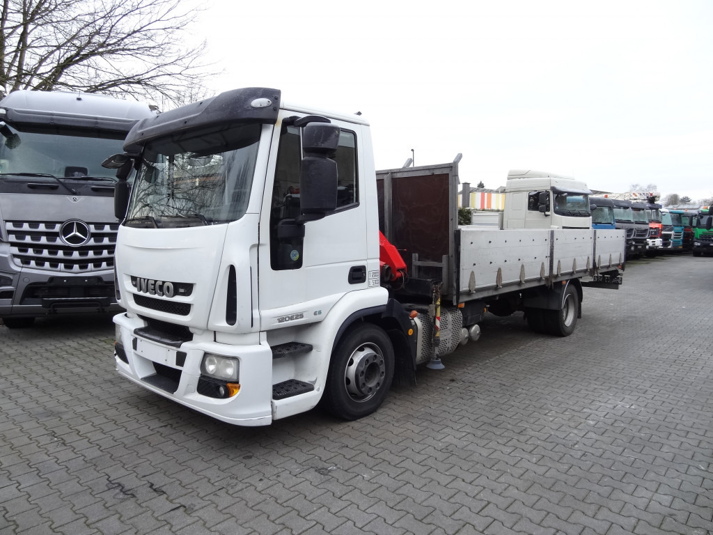 Iveco EuroCargo 120E25 Fassi F38 - Truk flatbed, Truk derek: gambar 1 Iveco EuroCargo 120E25 Fassi F38 - Truk flatbed, Truk derek: gambar 1