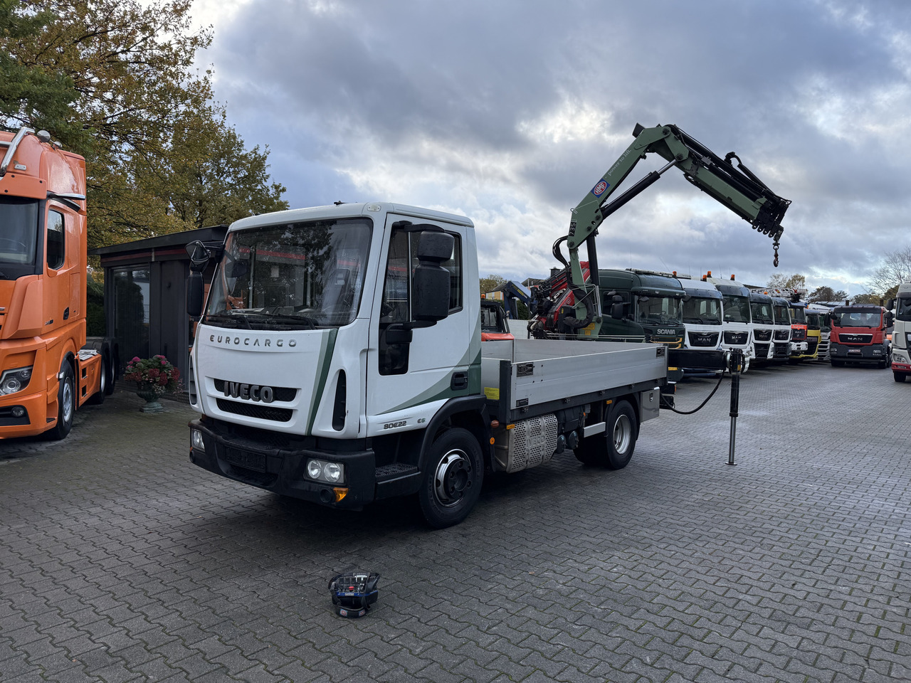 Iveco EuroCargo 80E22 Kran HMF 735 bis 15 Meter - Truk flatbed, Truk derek: gambar 1 Iveco EuroCargo 80E22 Kran HMF 735 bis 15 Meter - Truk flatbed, Truk derek: gambar 1