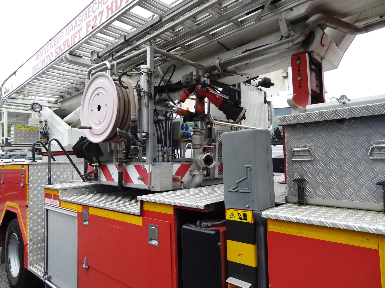 MAN L2000 18.284 Feuerwehr Bronto Skylift 27 Meter - Platform udara yang dipasang di truk: gambar 2 MAN L2000 18.284 Feuerwehr Bronto Skylift 27 Meter - Platform udara yang dipasang di truk: gambar 2