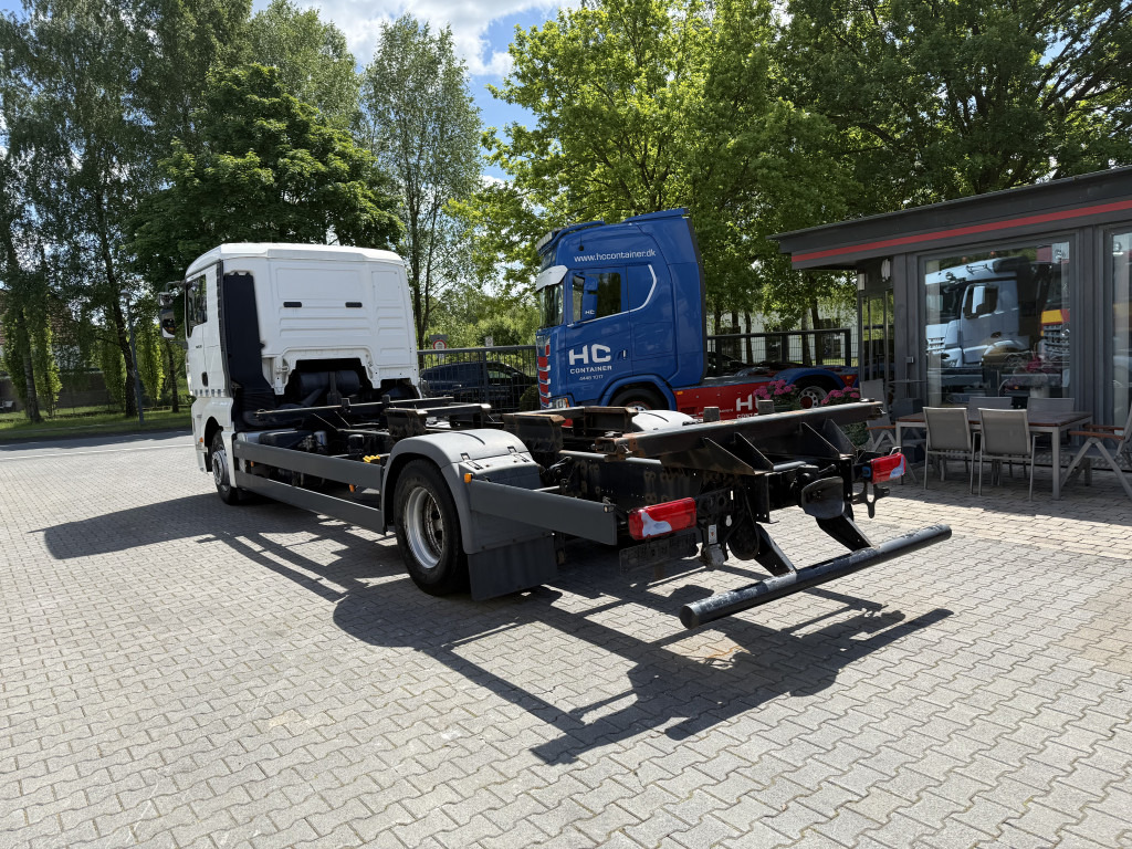 Pengangkut kontainer/ Container truck MAN TGA 18.350 4X2 LL Fahrschule: gambar 11