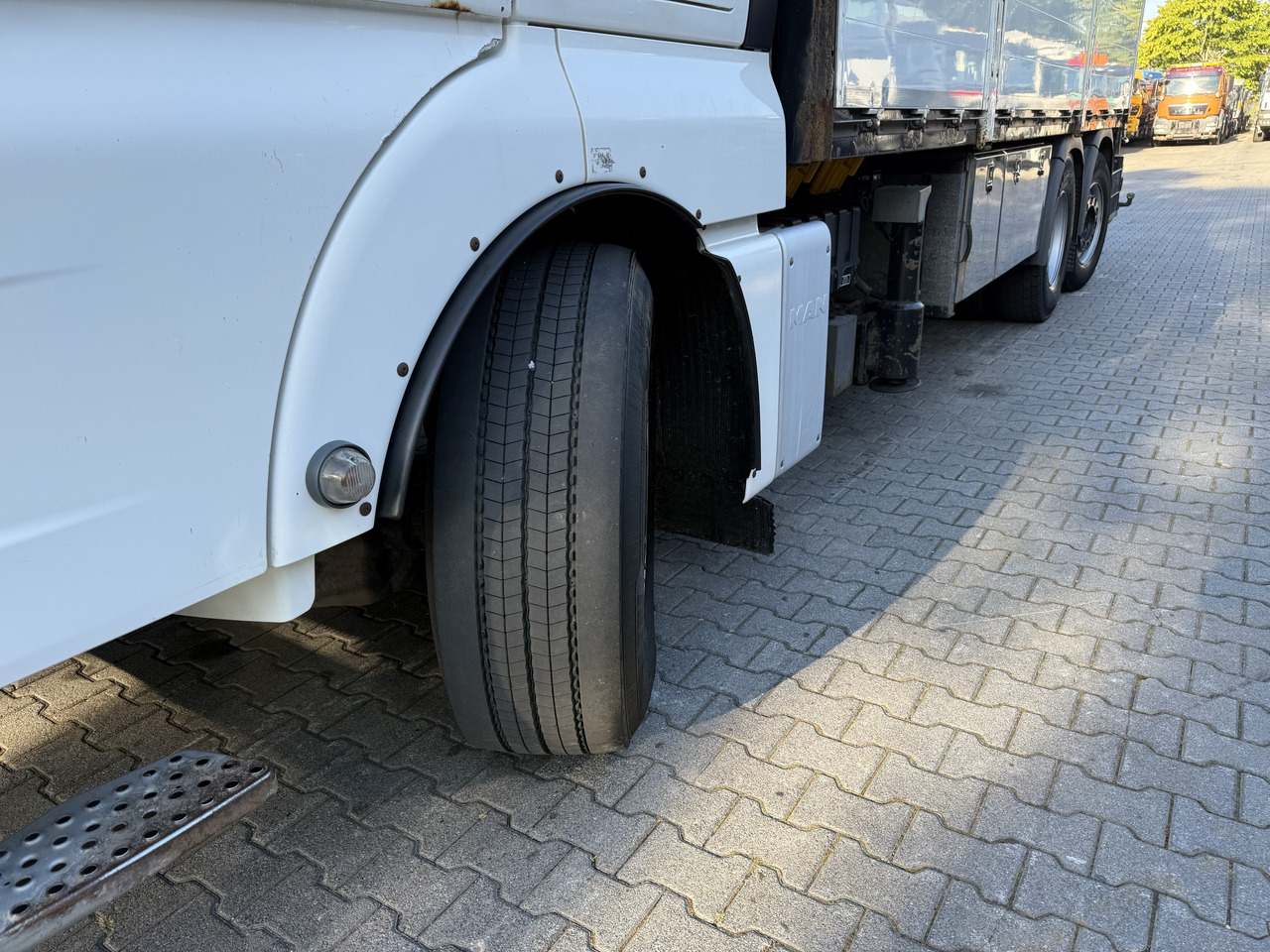 MAN TGX 26.480 6X2 Hiab 422 + Jib + Winde - Truk flatbed, Truk derek: gambar 2 MAN TGX 26.480 6X2 Hiab 422 + Jib + Winde - Truk flatbed, Truk derek: gambar 2