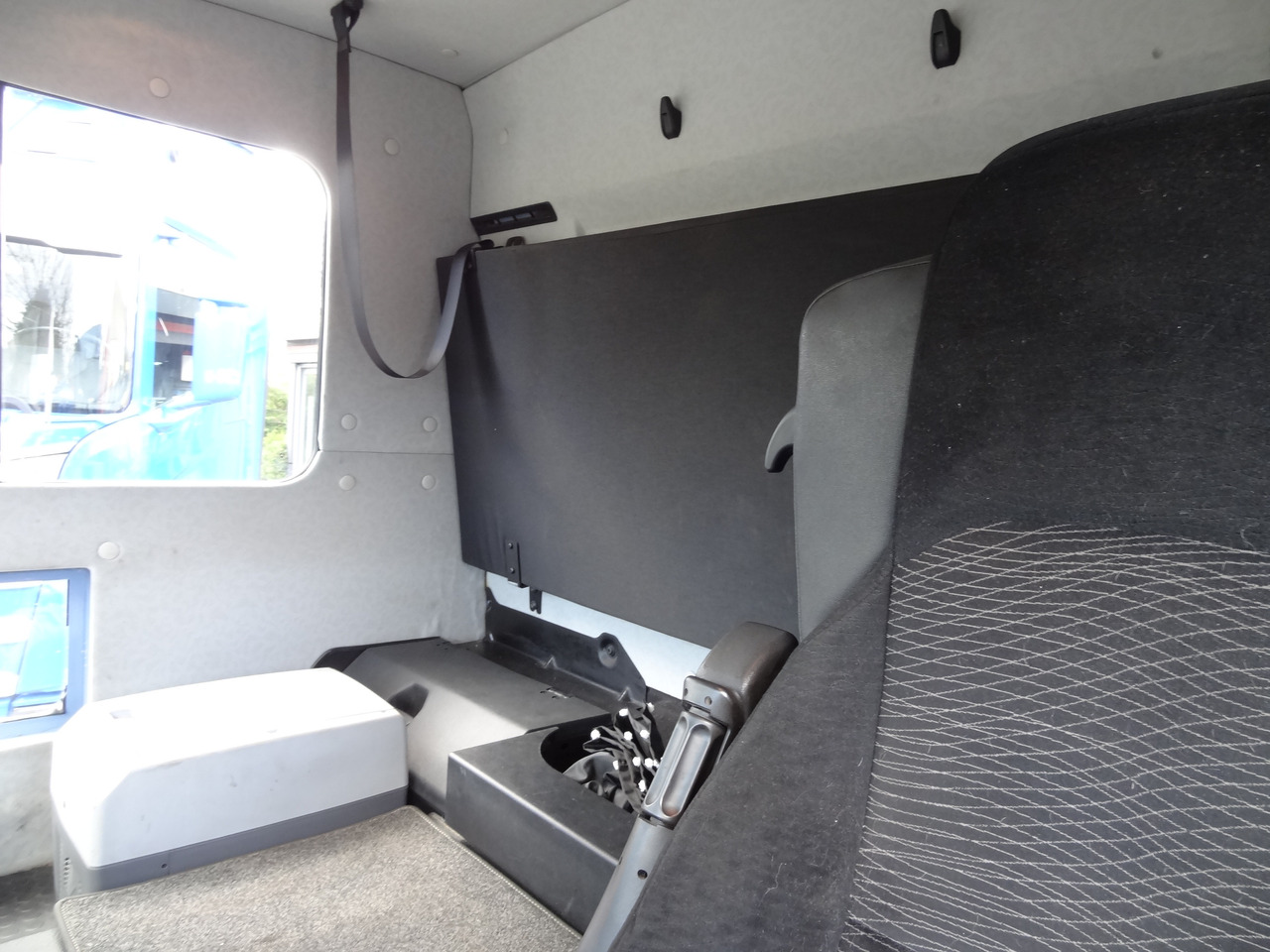 Mercedes-Benz Actros 2533 6X2 HMF 1820 Langmaterial - Truk flatbed, Truk derek: gambar 5 Mercedes-Benz Actros 2533 6X2 HMF 1820 Langmaterial - Truk flatbed, Truk derek: gambar 5