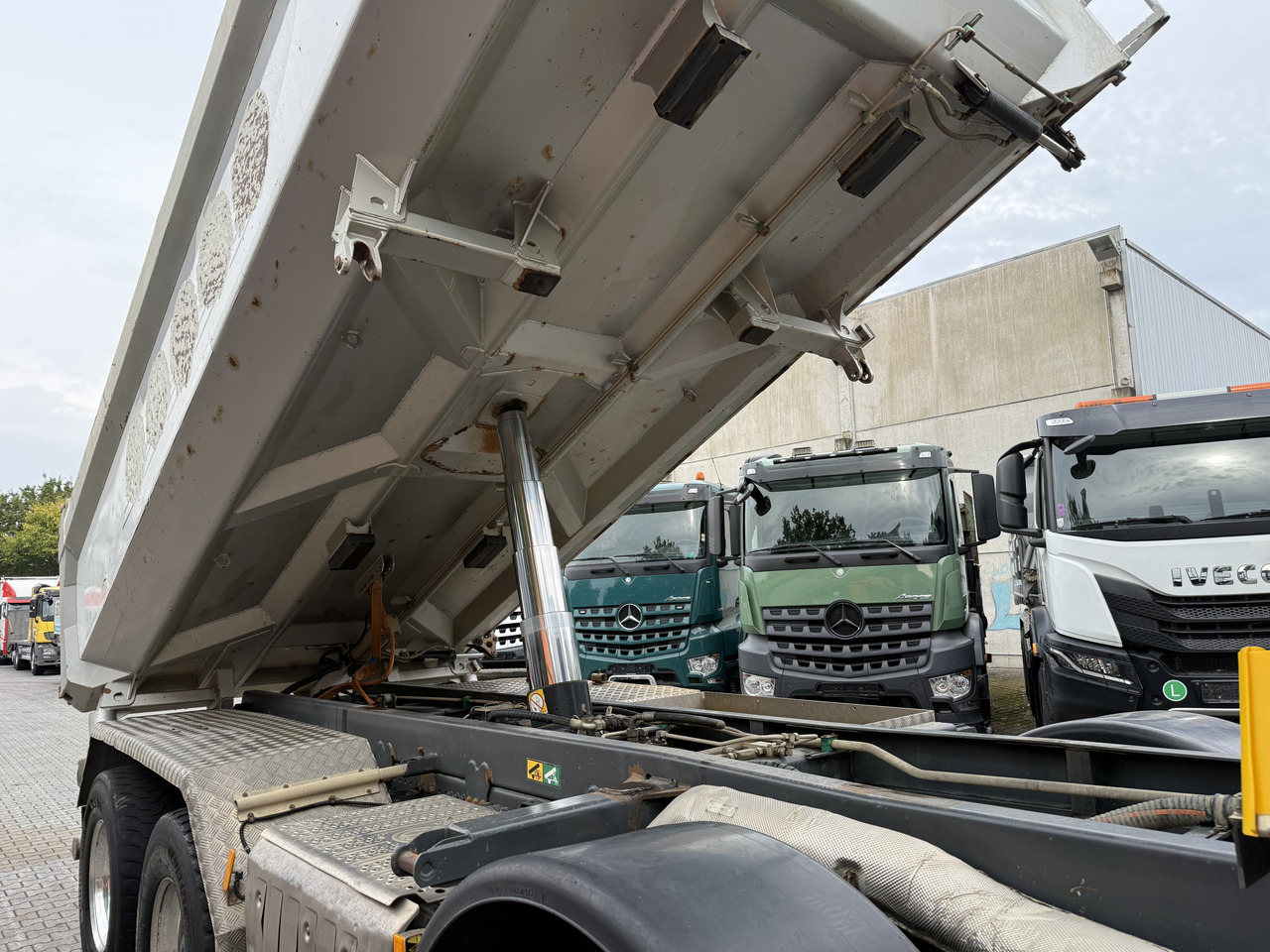 Mercedes-Benz Arocs 3245 K 8X4 - Truk jungkit: gambar 2 Mercedes-Benz Arocs 3245 K 8X4 - Truk jungkit: gambar 2