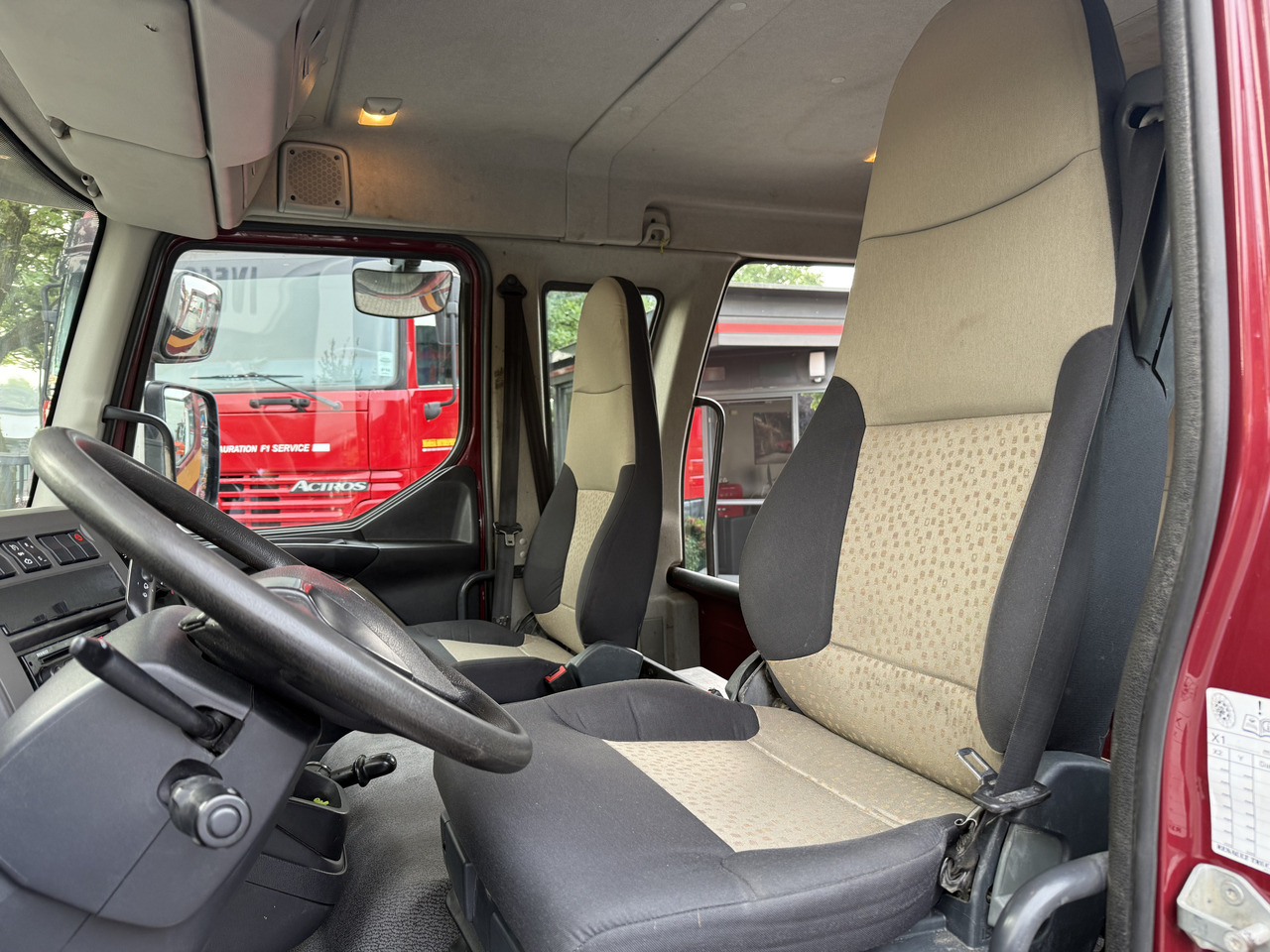 Renault Midlum 180.10 DoKa - Truk box: gambar 5 Renault Midlum 180.10 DoKa - Truk box: gambar 5