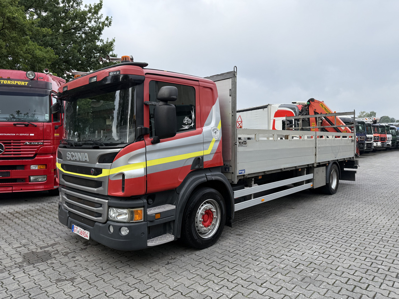 Scania P410 4X2 Palfinger PK 13001 - Truk flatbed, Truk derek: gambar 1 Scania P410 4X2 Palfinger PK 13001 - Truk flatbed, Truk derek: gambar 1