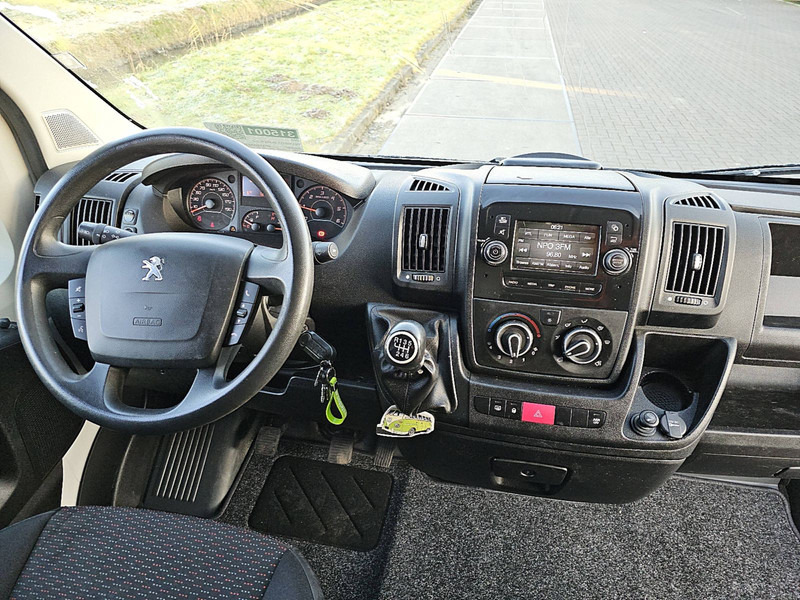Interior photo 2: Leasing Peugeot Boxer 2.2 BHDI 120 L2H2 Peugeot Boxer 2.2 BHDI 120 L2H2
