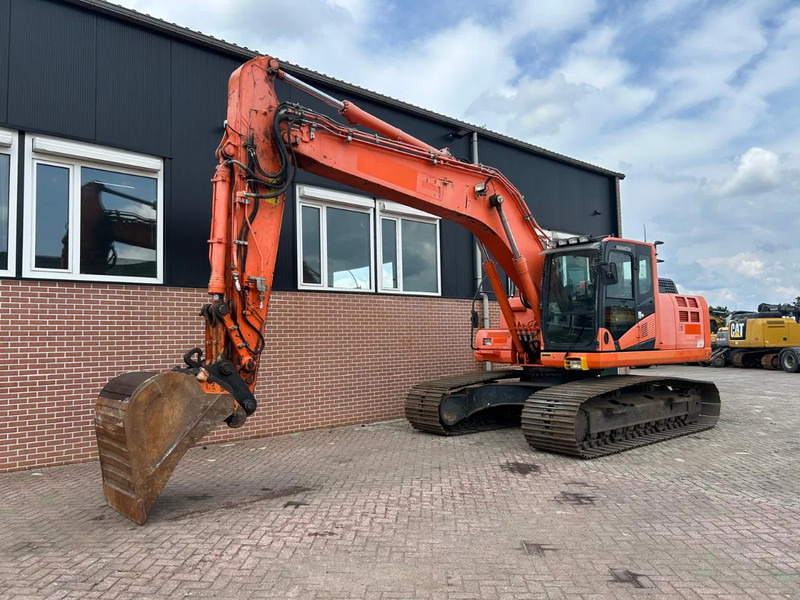 Ekskavator perayap Komatsu PC 210LC-10: gambar 1