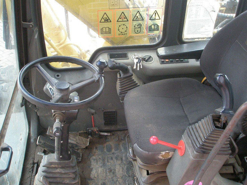 Ekskavator roda Komatsu PW 130ES-6K: gambar 8 Ekskavator roda Komatsu PW 130ES-6K: gambar 8