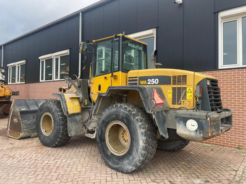 Komatsu WA250-5 - Wheel loader: gambar 3 Komatsu WA250-5 - Wheel loader: gambar 3
