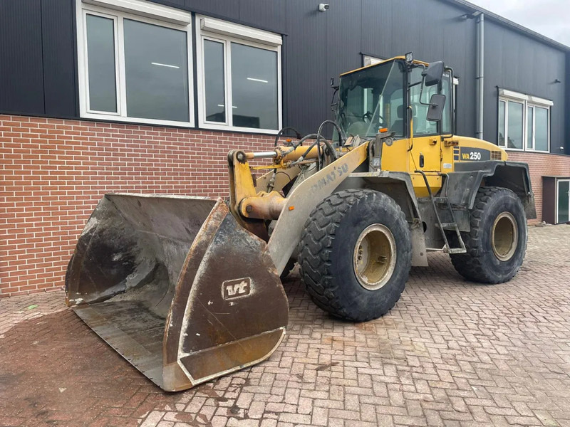Komatsu WA250-5 - Wheel loader: gambar 1 Komatsu WA250-5 - Wheel loader: gambar 1