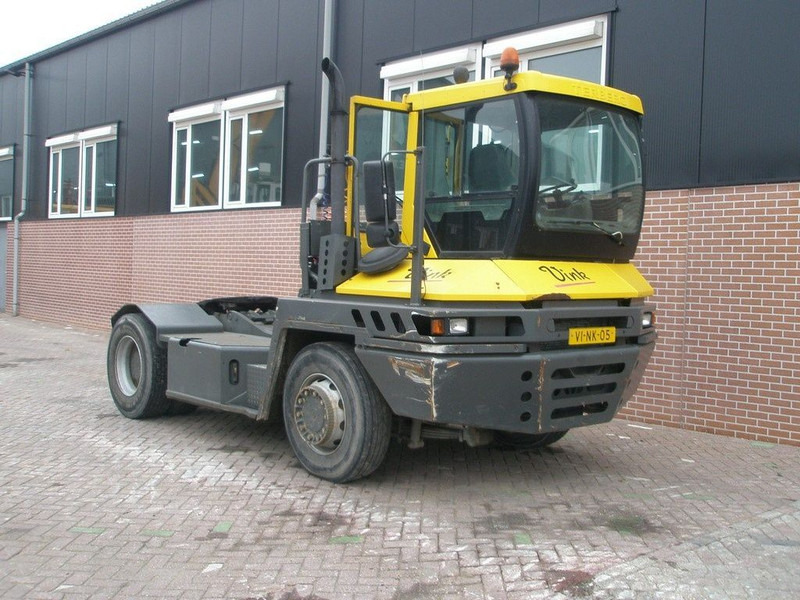 Terberg RT 222 RT220 4x4 - Traktor terminal: gambar 3 Terberg RT 222 RT220 4x4 - Traktor terminal: gambar 3