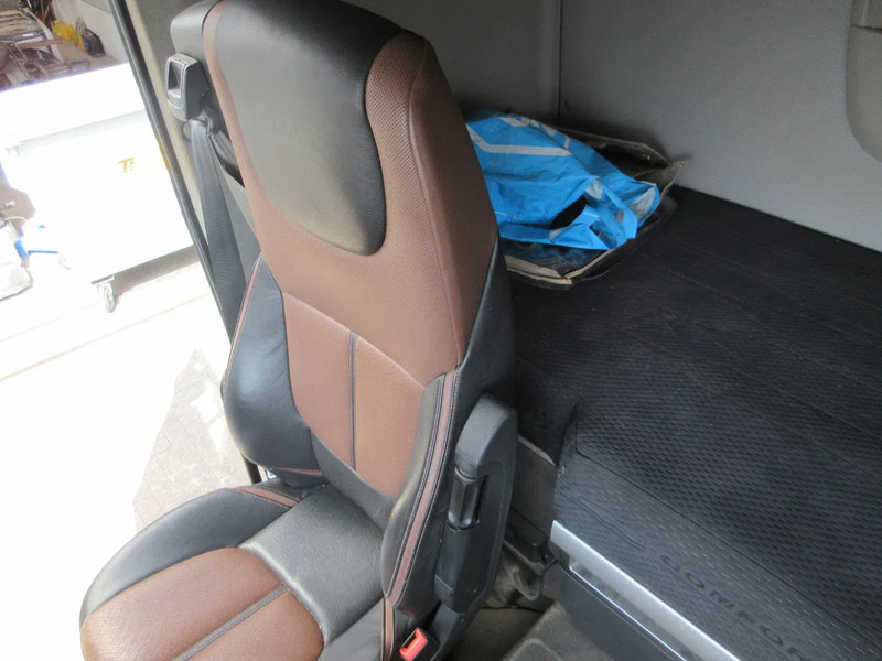 DAF 2109118 // 2109134 LEER LUX STOEL LUCHTGEVEEER RECHTS EN LINKS EURO 6 - Tempat duduk untuk Truk: gambar 5 DAF 2109118 // 2109134 LEER LUX STOEL LUCHTGEVEEER RECHTS EN LINKS EURO 6 - Tempat duduk untuk Truk: gambar 5