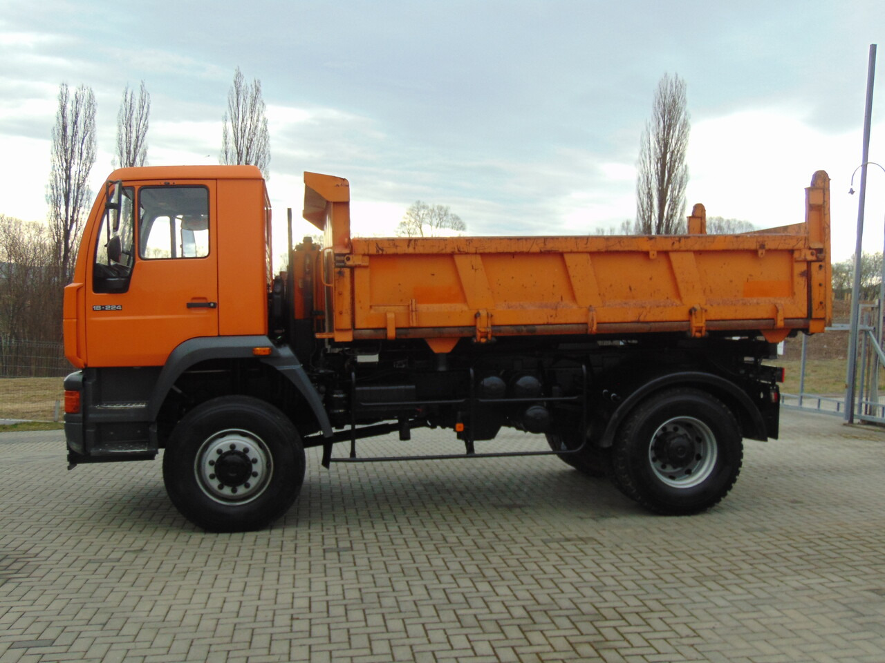 MAN 18-224 4x4 KIPER - Truk jungkit: gambar 5 MAN 18-224 4x4 KIPER - Truk jungkit: gambar 5