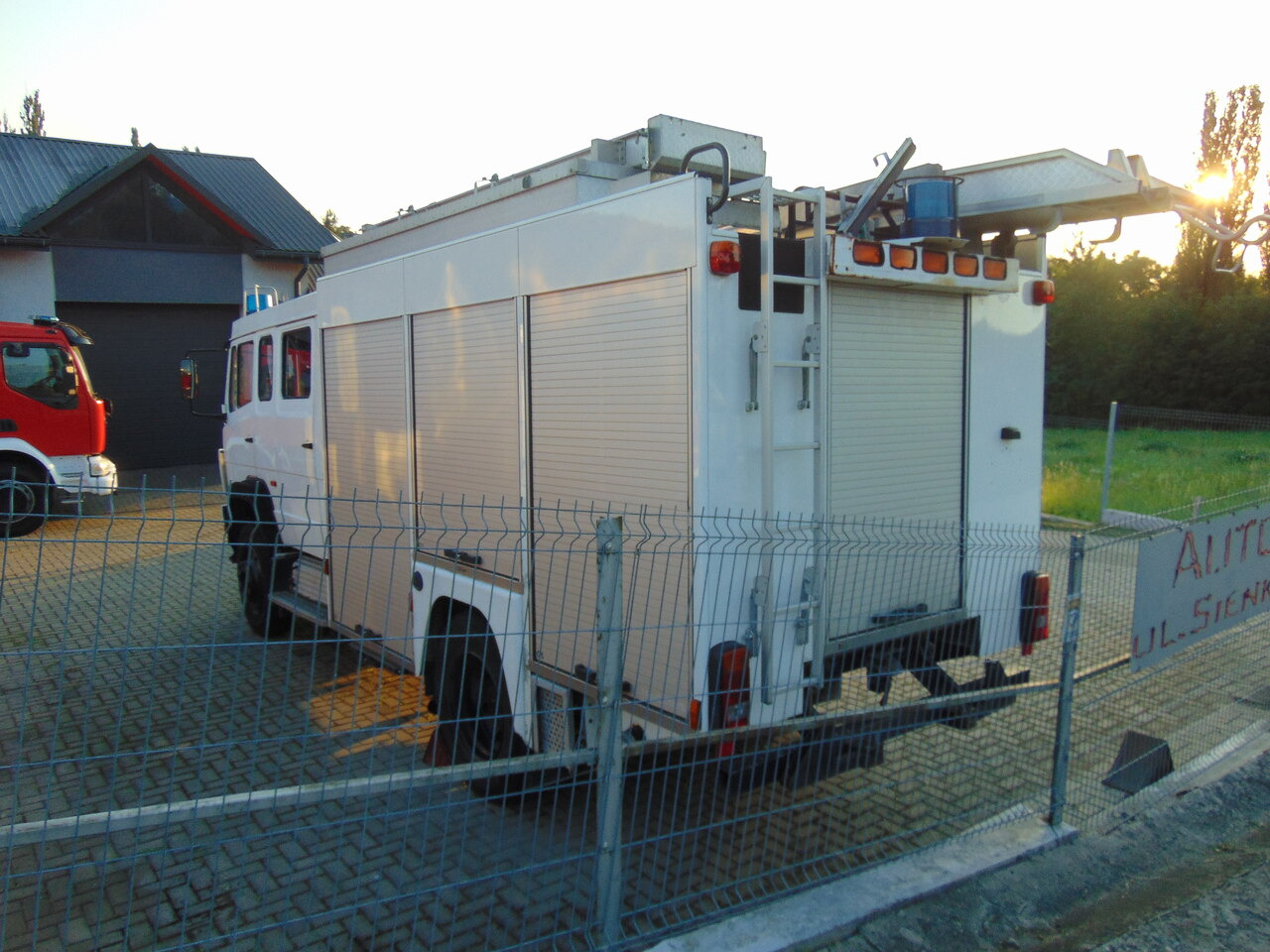 MERCEDES-BENZ 1124AF 4x4 MAGIRUS - Truk pemadam kebakaran: gambar 3 MERCEDES-BENZ 1124AF 4x4 MAGIRUS - Truk pemadam kebakaran: gambar 3