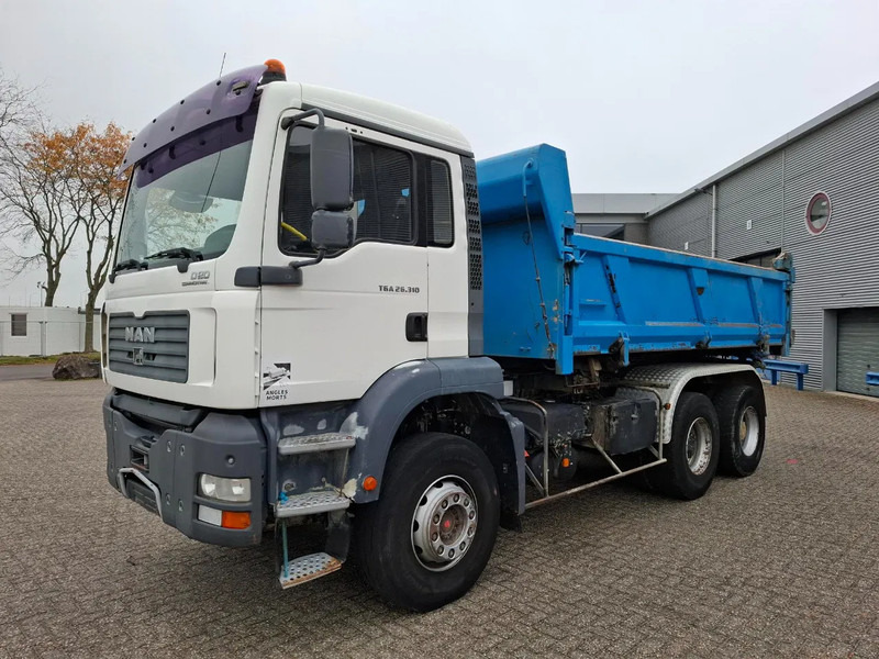 MAN TGA 26.310 / 6X4 / 2XBIG AXLE / 2SIDE TIPPER / ONLY:545423 KM / TUV:06-05-2026 / FULL-STEEL / AIRCO / MANUAL / EURO-4 / 2005 - Truk jungkit: gambar 3 MAN TGA 26.310 / 6X4 / 2XBIG AXLE / 2SIDE TIPPER / ONLY:545423 KM / TUV:06-05-2026 / FULL-STEEL / AIRCO / MANUAL / EURO-4 / 2005 - Truk jungkit: gambar 3