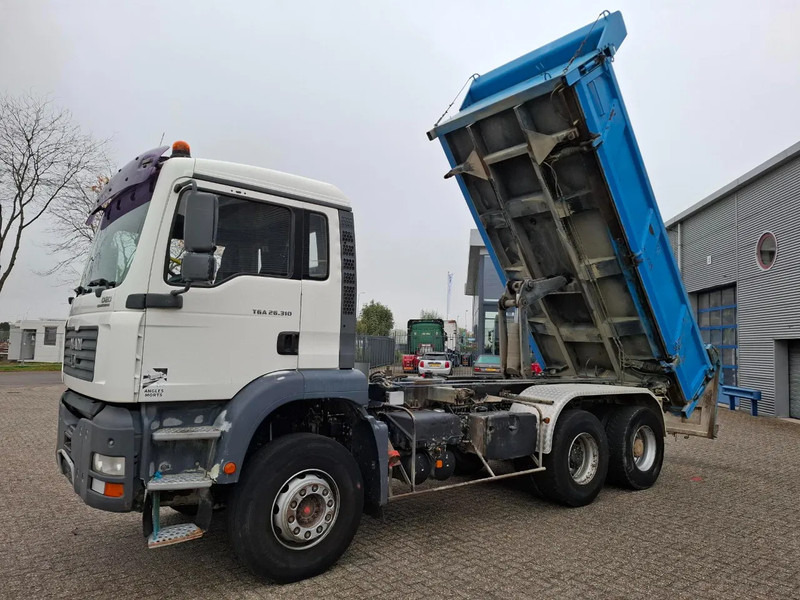 MAN TGA 26.310 / 6X4 / 2XBIG AXLE / 2SIDE TIPPER / ONLY:545423 KM / TUV:06-05-2026 / FULL-STEEL / AIRCO / MANUAL / EURO-4 / 2005 - Truk jungkit: gambar 1 MAN TGA 26.310 / 6X4 / 2XBIG AXLE / 2SIDE TIPPER / ONLY:545423 KM / TUV:06-05-2026 / FULL-STEEL / AIRCO / MANUAL / EURO-4 / 2005 - Truk jungkit: gambar 1