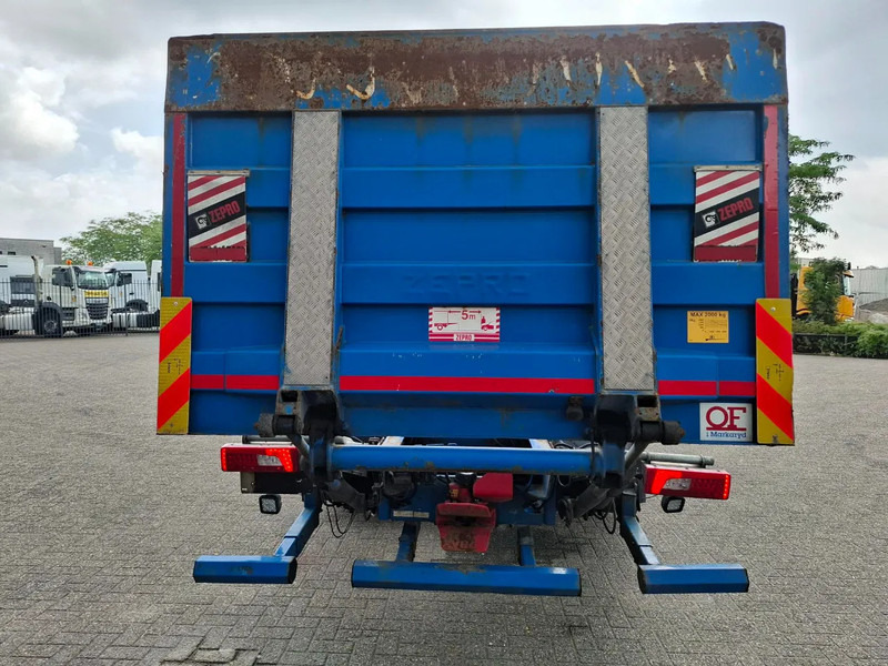 Scania R580 V8 / RETARDER / LIFT+LENKACHSE / FULL-AIR / PLATFORM 2000 KG / LEATHER / AIRCO / AUTOMATIC / EURO-6 / 2014 - Truk sasis: gambar 4 Scania R580 V8 / RETARDER / LIFT+LENKACHSE / FULL-AIR / PLATFORM 2000 KG / LEATHER / AIRCO / AUTOMATIC / EURO-6 / 2014 - Truk sasis: gambar 4