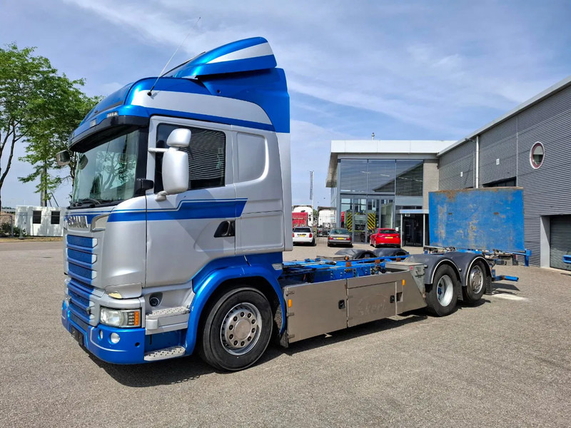 Scania R580 V8 / RETARDER / LIFT+LENKACHSE / FULL-AIR / PLATFORM 2000 KG / NAVI / LEATHER / AIRCO / AUTOMATIC / EURO-6 / 2014 - Truk sasis: gambar 1 Scania R580 V8 / RETARDER / LIFT+LENKACHSE / FULL-AIR / PLATFORM 2000 KG / NAVI / LEATHER / AIRCO / AUTOMATIC / EURO-6 / 2014 - Truk sasis: gambar 1