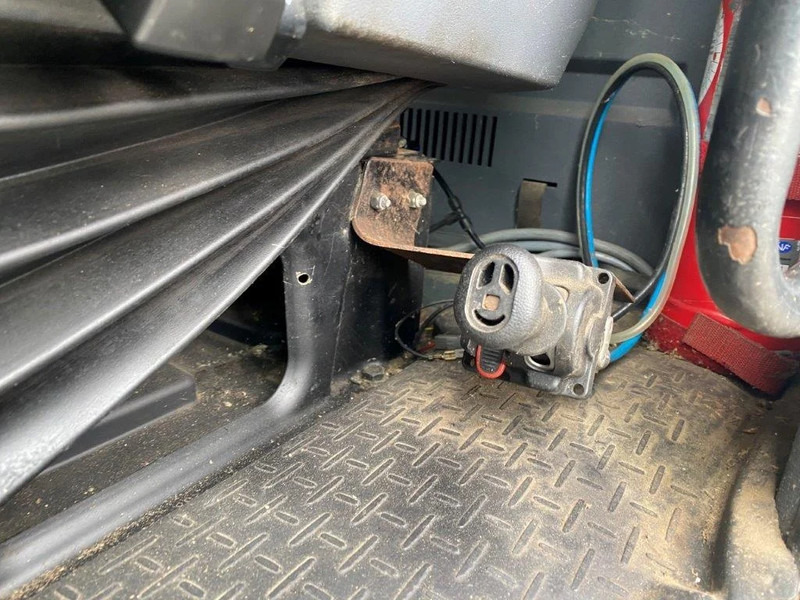 Leasing Scania R420 / RETARDER / HYDRAULICS / NO ADBLUE / MANUAL / EURO-3 / 2005 Scania R420 / RETARDER / HYDRAULICS / NO ADBLUE / MANUAL / EURO-3 / 2005: gambar 13 Leasing Scania R420 / RETARDER / HYDRAULICS / NO ADBLUE / MANUAL / EURO-3 / 2005 Scania R420 / RETARDER / HYDRAULICS / NO ADBLUE / MANUAL / EURO-3 / 2005: gambar 13