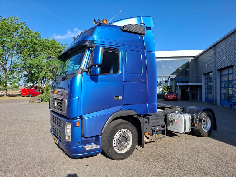 Volvo FH13-400 / HYDRAULICS / NL TRUCK / TUV:14-09-2025 / GLOBETROTTER / FRIGDE / AIRCO / AUTOMATIC / EURO-5 / 2006 - Tractor head: gambar 1 Volvo FH13-400 / HYDRAULICS / NL TRUCK / TUV:14-09-2025 / GLOBETROTTER / FRIGDE / AIRCO / AUTOMATIC / EURO-5 / 2006 - Tractor head: gambar 1
