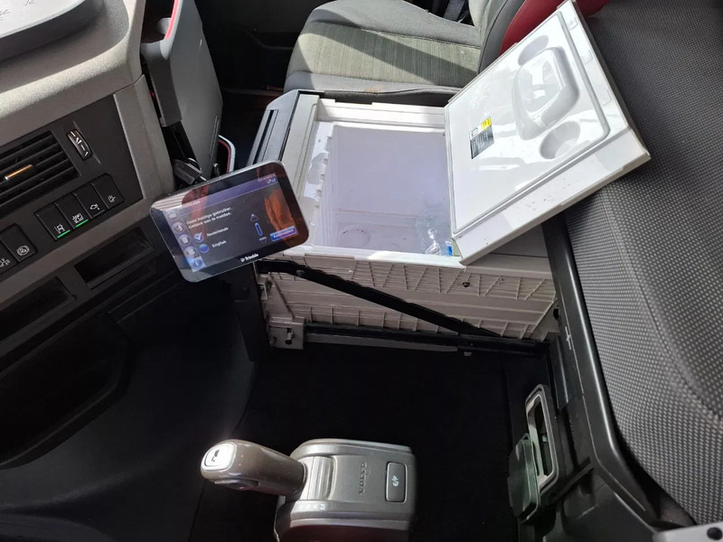 Tractor head Volvo FH4-460 / VEB+ / HYDRAULICS / GEN2 V2 SMART TACHO / LWDS / SIDESKIRTS / FRIDGE / EURO-6 / 2018: gambar 20 Tractor head Volvo FH4-460 / VEB+ / HYDRAULICS / GEN2 V2 SMART TACHO / LWDS / SIDESKIRTS / FRIDGE / EURO-6 / 2018: gambar 20