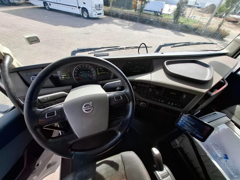 Tractor head Volvo FH4-460 / VEB+ / HYDRAULICS / GEN2 V2 SMART TACHO / LWDS / SIDESKIRTS / FRIDGE / EURO-6 / 2018: gambar 12 Tractor head Volvo FH4-460 / VEB+ / HYDRAULICS / GEN2 V2 SMART TACHO / LWDS / SIDESKIRTS / FRIDGE / EURO-6 / 2018: gambar 12