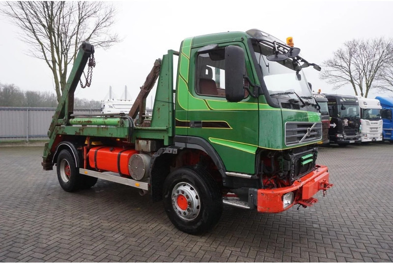 Volvo FM12-420 / ENGINE RUNNING / 4X4 / HYDRAULICS / BIG AXLE / ONLY:510426 KM / FULL STEEL / EURO-3 / 2001 - Truk skip loader: gambar 3 Volvo FM12-420 / ENGINE RUNNING / 4X4 / HYDRAULICS / BIG AXLE / ONLY:510426 KM / FULL STEEL / EURO-3 / 2001 - Truk skip loader: gambar 3