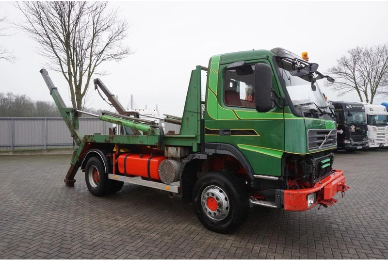 Volvo FM12-420 / ENGINE RUNNING / 4X4 / HYDRAULICS / BIG AXLE / ONLY:510426 KM / FULL STEEL / EURO-3 / 2001 - Truk skip loader: gambar 4 Volvo FM12-420 / ENGINE RUNNING / 4X4 / HYDRAULICS / BIG AXLE / ONLY:510426 KM / FULL STEEL / EURO-3 / 2001 - Truk skip loader: gambar 4