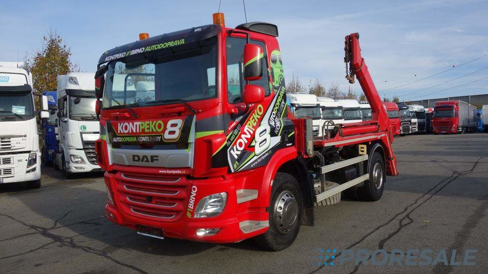DAF CF 370 FA Day Cab EURO 6 řetězový nosič kontejnerů AK12 - Truk skip loader: gambar 2 DAF CF 370 FA Day Cab EURO 6 řetězový nosič kontejnerů AK12 - Truk skip loader: gambar 2