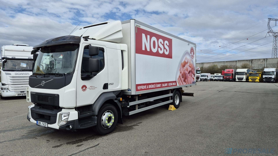 VOLVO FL 250 BB EURO 6 - mrazírna + CARRIER XARIOS 600 EL MAXI - Truk berpendingin: gambar 2 VOLVO FL 250 BB EURO 6 - mrazírna + CARRIER XARIOS 600 EL MAXI - Truk berpendingin: gambar 2