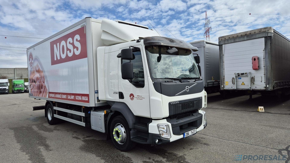 VOLVO FL 250 BB EURO 6 - mrazírna + CARRIER XARIOS 600 EL MAXI - Truk berpendingin: gambar 1 VOLVO FL 250 BB EURO 6 - mrazírna + CARRIER XARIOS 600 EL MAXI - Truk berpendingin: gambar 1