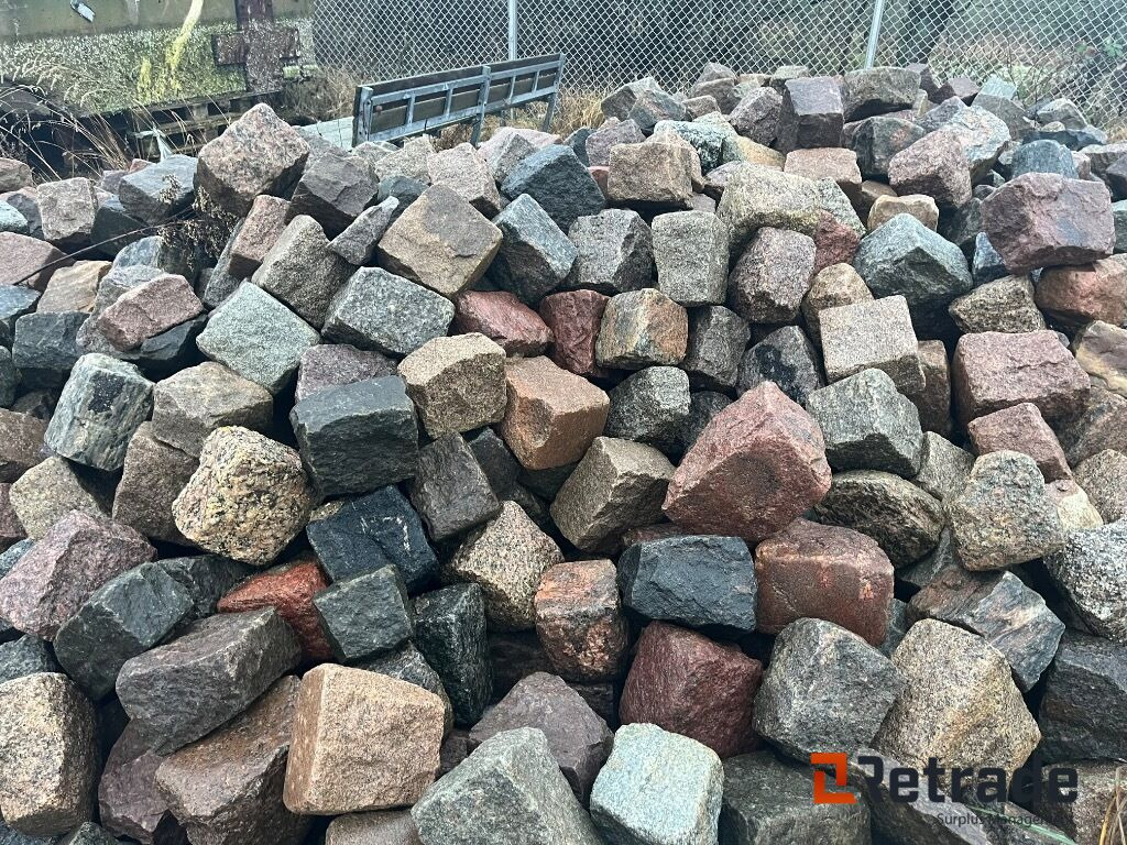 Granitbrosten ca. 5 m2. Forskellige former, farver og størrelser. - Peralatan dan perlengkapan: gambar 1 Granitbrosten ca. 5 m2. Forskellige former, farver og størrelser. - Peralatan dan perlengkapan: gambar 1