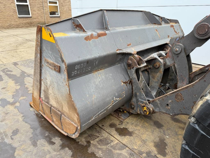 Wheel loader Volvo L120H - 3rd Function / Weight System: gambar 19