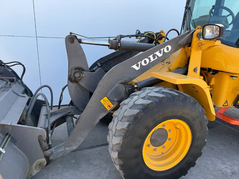 Wheel loader Volvo L30G - German Machine / 3rd Function: gambar 19