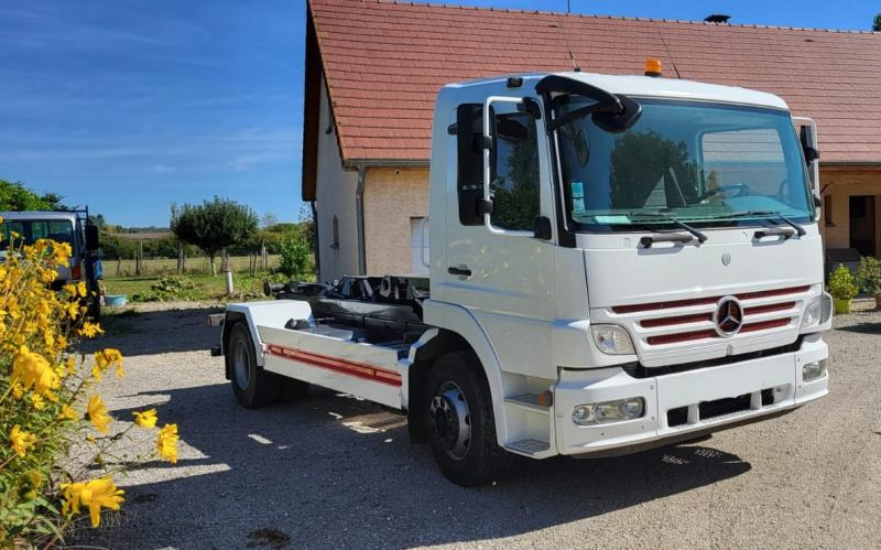 Mercedes Atego - Truk skip loader: gambar 1 Mercedes Atego - Truk skip loader: gambar 1