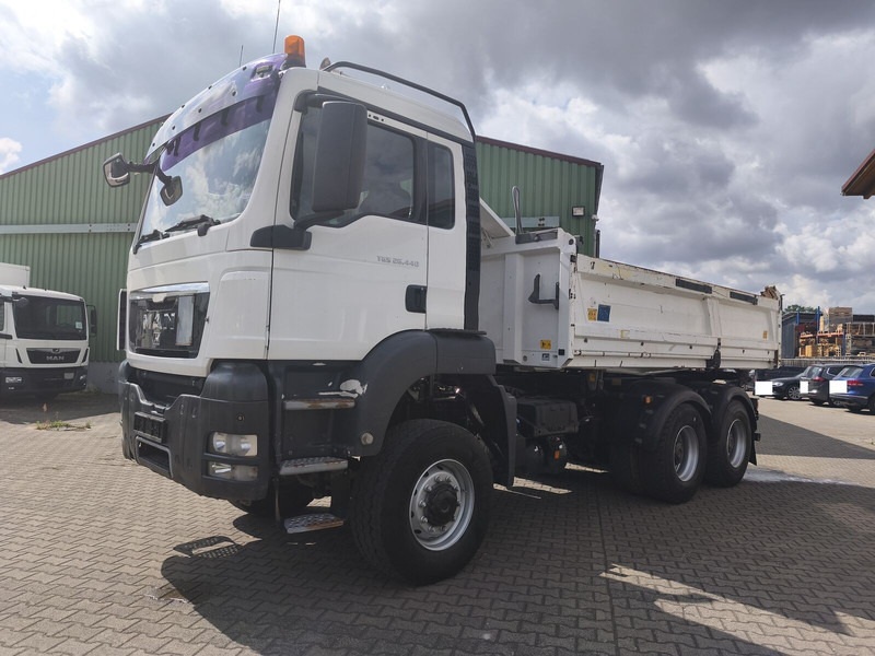 MAN TGS 26.400 6x6 GL Meiller Dreiseitenkipper Bordmatik Plane Euro - Truk jungkit: gambar 3 MAN TGS 26.400 6x6 GL Meiller Dreiseitenkipper Bordmatik Plane Euro - Truk jungkit: gambar 3