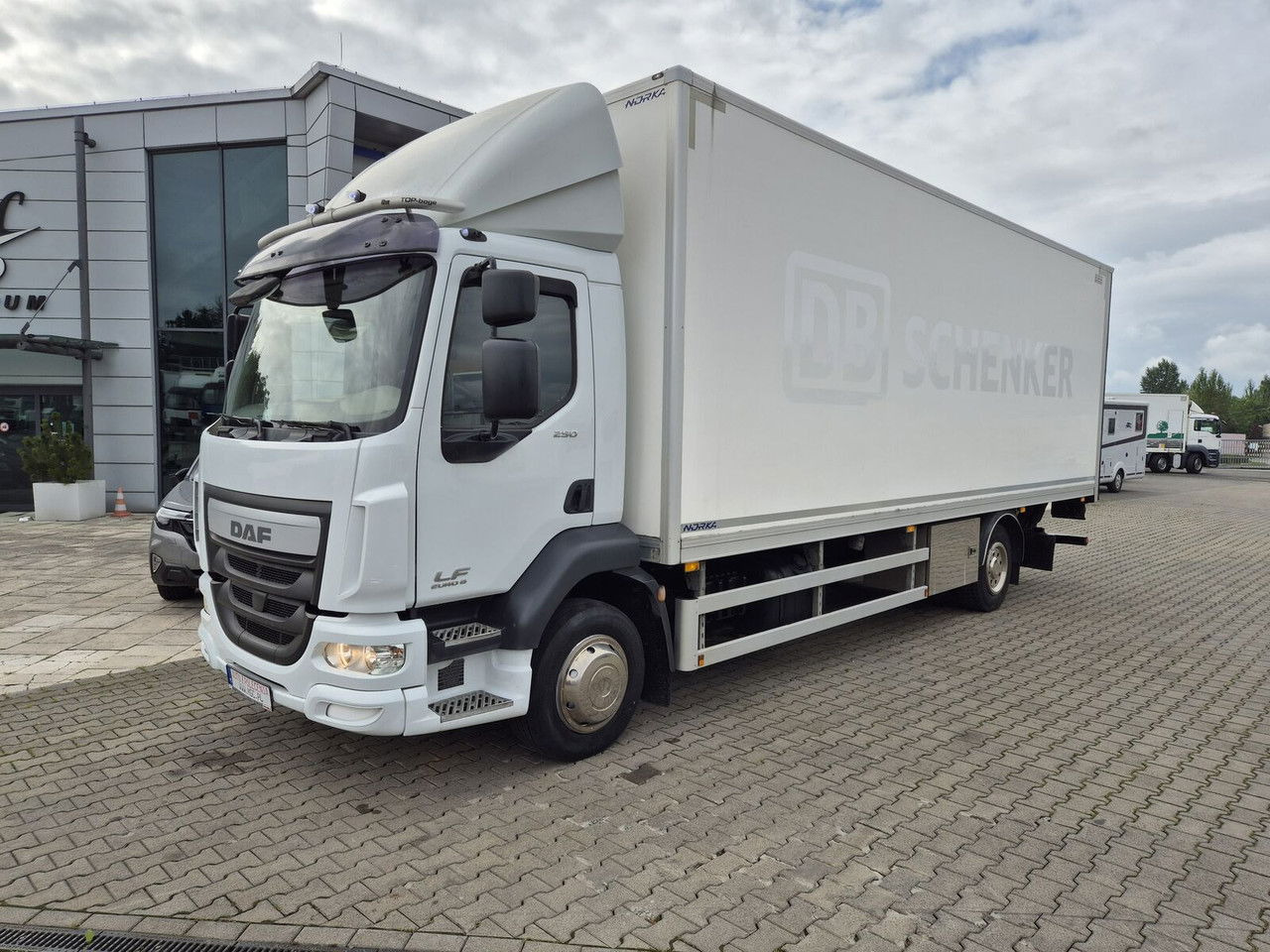 DAF LF 250 FA / Euro 6 / 18 EP / 3 Seats / 1 Owner - Truk box: gambar 1 DAF LF 250 FA / Euro 6 / 18 EP / 3 Seats / 1 Owner - Truk box: gambar 1