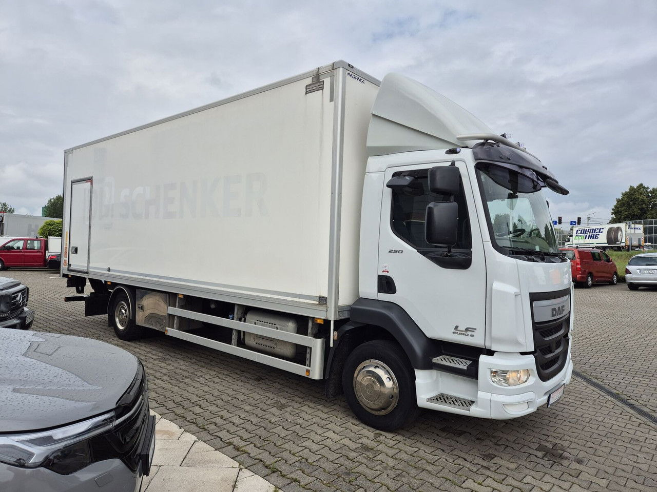 DAF LF 250 FA / Euro 6 / 18 EP / 3 Seats / 1 Owner - Truk box: gambar 5 DAF LF 250 FA / Euro 6 / 18 EP / 3 Seats / 1 Owner - Truk box: gambar 5