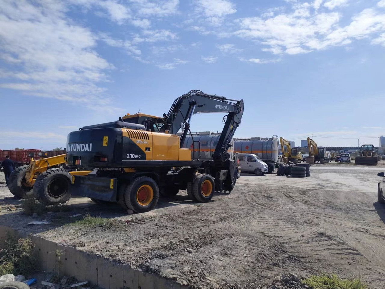 Hyundai R210-7 / Cummins / 1800MTH / Like NEW/20,5Tons/Sp R210-7 / Cummins / 1800MTH / Like NEW/20,5Tons/Special Ofert - Ekskavator roda: gambar 4 Hyundai R210-7 / Cummins / 1800MTH / Like NEW/20,5Tons/Sp R210-7 / Cummins / 1800MTH / Like NEW/20,5Tons/Special Ofert - Ekskavator roda: gambar 4