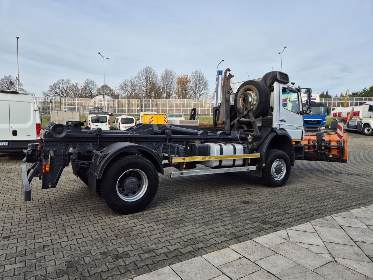 MERCEDES-BENZ Axor 1833 4X4 / Serviced / Hook Hyvalift - Truk skip loader: gambar 2 MERCEDES-BENZ Axor 1833 4X4 / Serviced / Hook Hyvalift - Truk skip loader: gambar 2