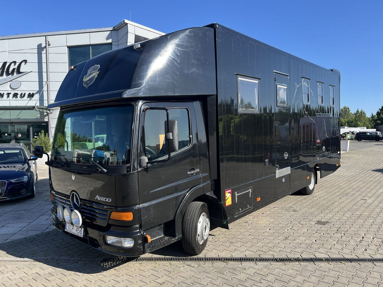 Mercedes-Benz Atego 815 For 4 horses + 3 people / like camper - Truk pengangkut kuda: gambar 1 Mercedes-Benz Atego 815 For 4 horses + 3 people / like camper - Truk pengangkut kuda: gambar 1