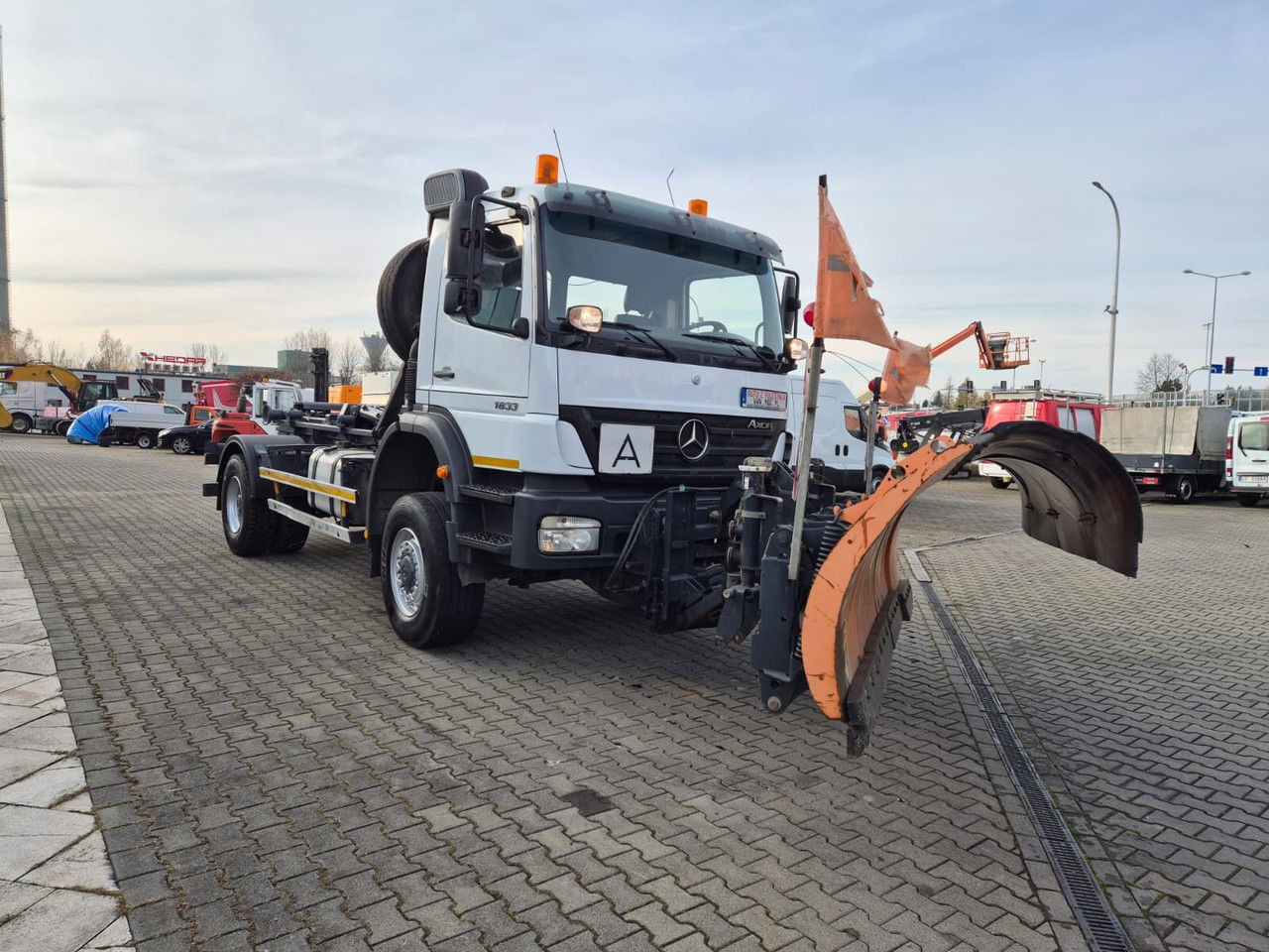 Mercedes-Benz Axor 1833 4X4 / Serviced / Schmidt Plow - Pengangkut kontainer/ Container truck: gambar 4 Mercedes-Benz Axor 1833 4X4 / Serviced / Schmidt Plow - Pengangkut kontainer/ Container truck: gambar 4